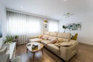 Dúplex de 3 dormitorios con terraza, garaje y trastero a pocos metros del mar, foto 2