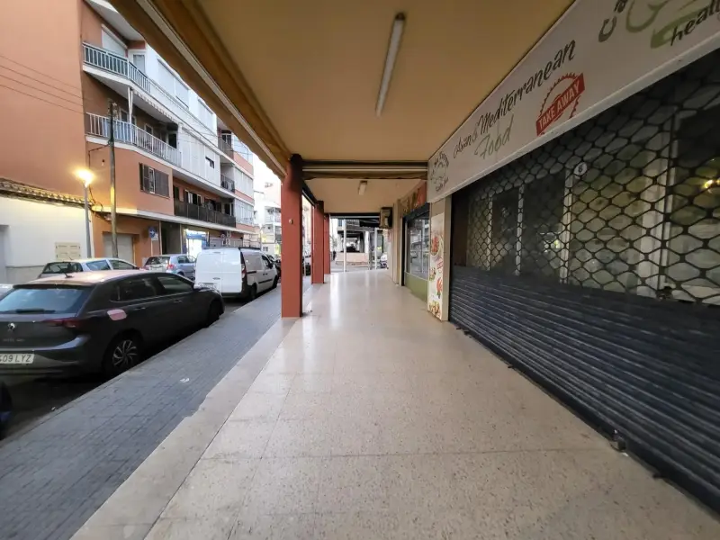 Gewerbefläche mit Terrasse in S'Arenal zu verkaufen