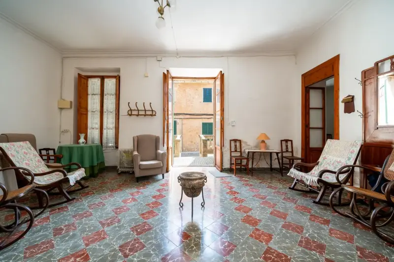 Casa de pueblo con gran potencial en Santa Maria del Camí