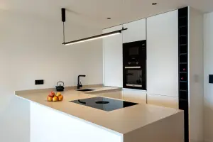 Cocina abierta con isla y electrodomésticos integrados