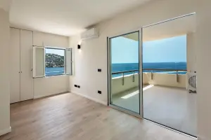 Dormitorio vacío con salida a la terraza y vistas al mar