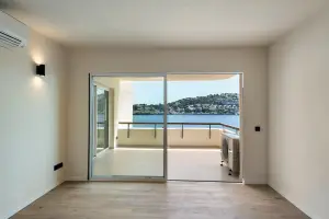 Salón vacío con salida a la terraza