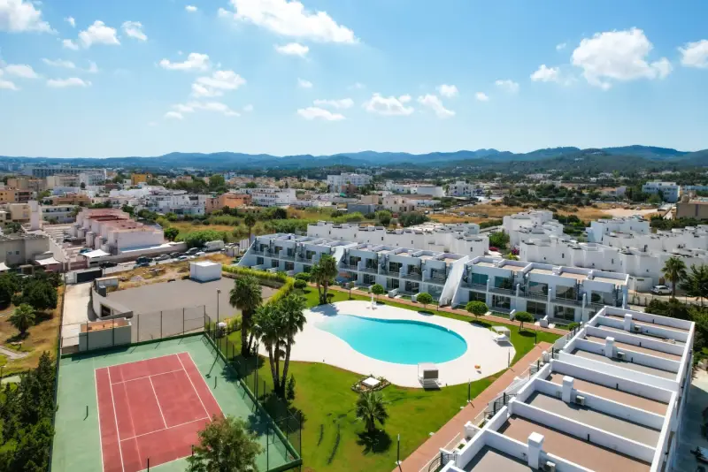 Vista aérea de The Sunset Ibiza con la piscina y la pista de tenis, Cala de Bou