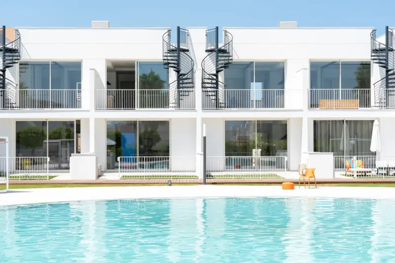 La fachada con las escaleras de caracol y la piscina en The Sunset Ibiza, Cala de Bou