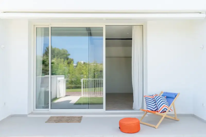 Salón con salida a la terraza en una vivienda de The Sunset Ibiza, Cala de Bou