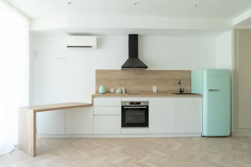 Cocina abierta de una vivienda de The Sunset Ibiza, Cala de Bou